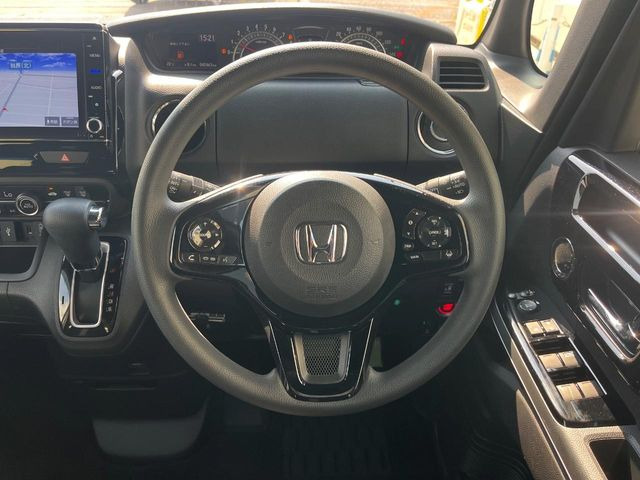 �C���e���A�ɍ��킹���f�U�C���̃X�e�A�����O�́A�^�]�������̂��Ƃ��l���A�^�]���₷���`��A�傫���ł��B�����x�A���ۂɐG���Ă��m���߂��������B