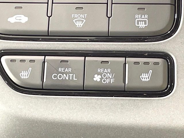 【シートヒーター】寒い日に重宝するシートヒーター!エアコンより早く温まってくれるので寒がりの人も安心ですね♪エアコンの温風は乾燥するから苦手、という方にもをおすすめです。