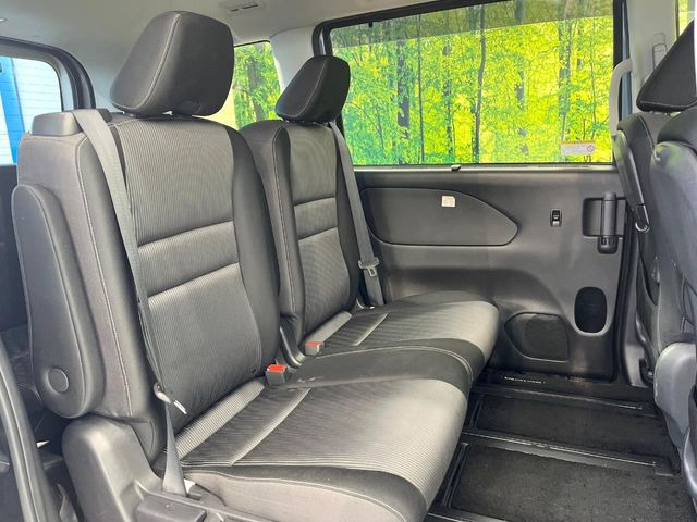 広々とした2列目シートは居住性が高く、居心地も快適!友達や家族とのお出かけにぴったりです。ベビーシートやチャイルドシート使用時も快適にお過ごしいただける十分な空間を確保しています。
