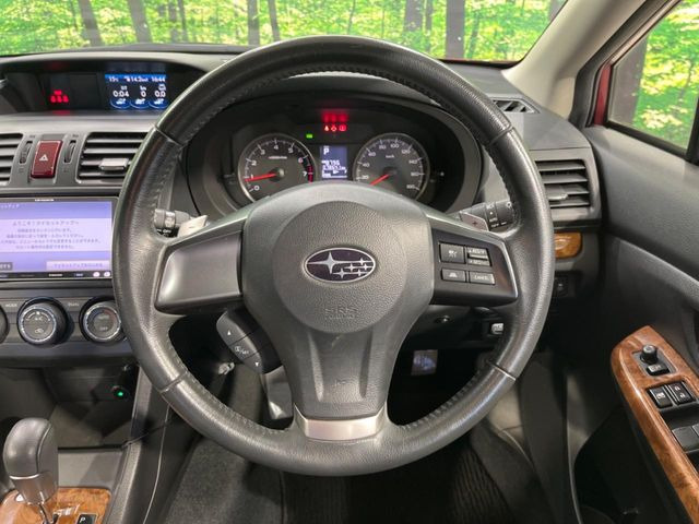 �C���e���A�ɍ��킹���f�U�C���̃X�e�A�����O�́A�^�]�������̂��Ƃ��l���A�^�]���₷���`��A�傫���ł��B�����x�A���ۂɐG���Ă��m���߂��������B