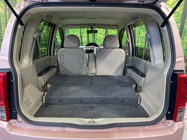 ���i�̂���������ʋ΁A���}���ɏ\���ȉ׎��X�y�[�X���m�ۂ��Ă���܂��B�Z�J���h�V�[�g��|���ƁA�傫�ȉו��̐ύڂ��\�ł���