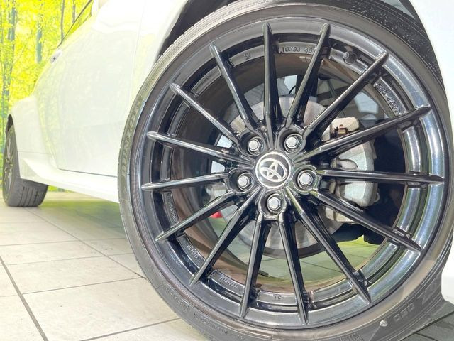 �y����18�C���`�A���~�z�C�[���z�O�ςɃ}�b�`���������A���~�z�C�[���𑕒����Ă���܂��B�e��ЊO�A���~�z�C�[����A�X�^�b�h���X�^�C�����戵�����Ă���܂��B���񂲑��k����������