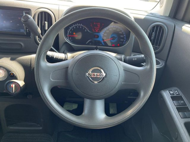 インテリアに合わせたデザインのステアリングは、運転される方のことも考え、運転しやすい形状、大きさです。是非一度、実際に触ってお確かめください。