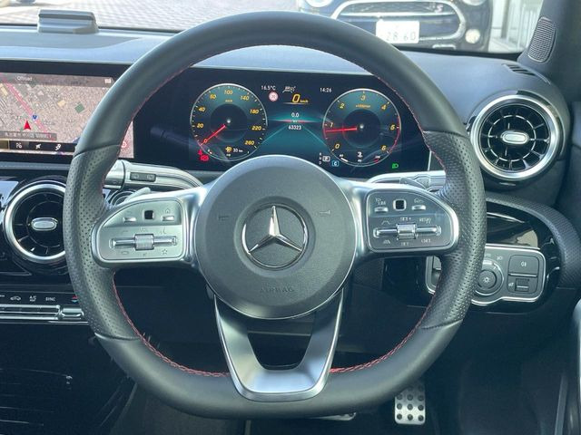 ���}���`�t�@���N�V�����X�e�A�����O:�n���h���̍��E�̃{�^���ŃI�[�f�B�I�̑I���≹�ʂ̒��߂��\�ł��B�n���h�����������������ł���̂ň��S�ł��ˁ�