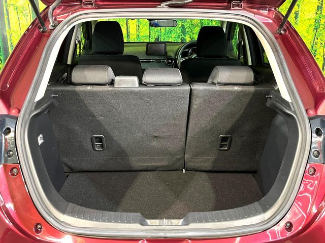 ���i�̂���������ʋ΁A���}���ɏ\���ȉ׎��X�y�[�X���m�ۂ��Ă���܂��B�Z�J���h�V�[�g��|���ƁA�傫�ȉו��̐ύڂ��\�ł���