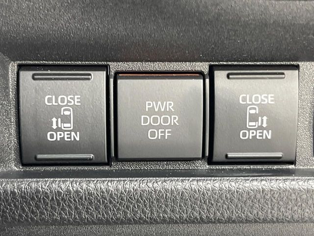 【両側パワースライドドア】スマートキーや運転席のスイッチで後席両側スライドドアの開閉が可能♪電動だから力を入れてドアを開ける必要が無く、小さなお子様でも簡単に開け閉めでき快適です♪