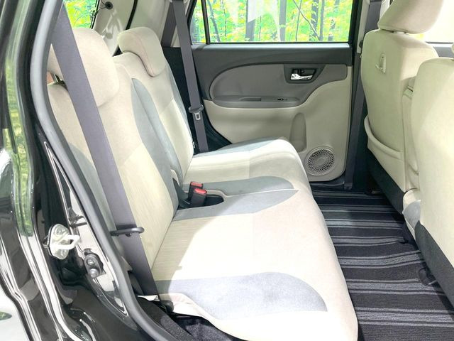 広々とした2列目シートは居住性が高く、居心地も快適!友達や家族とのお出かけにぴったりです。ベビーシートやチャイルドシート使用時も快適にお過ごしいただける十分な空間を確保しています。