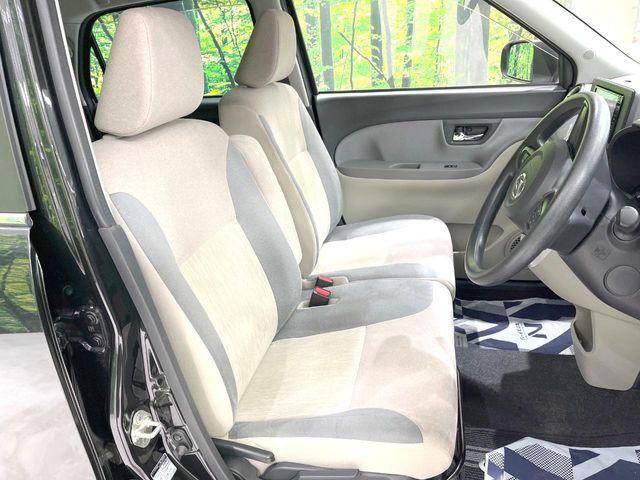 運転席まわりには十分なスペースがあり、大柄な方でもゆったり運転していただける環境です。