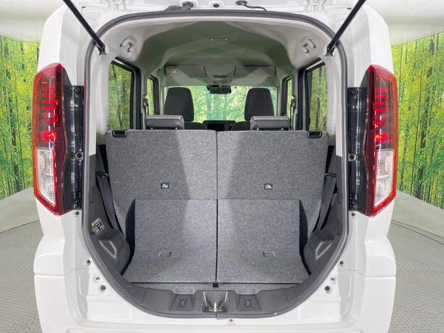 ���i�̂���������ʋ΁A���}���ɏ\���ȉ׎��X�y�[�X���m�ۂ��Ă���܂��B�Z�J���h�V�[�g��|���ƁA�傫�ȉו��̐ύڂ��\�ł���