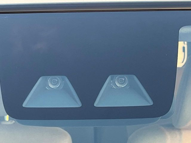 【スマートアシスト】走行中に前方の車両等を認識し、衝突しそうな時は警報とブレーキで衝突回避と被害軽減をアシスト。より安全にドライブをお楽しみいただけます。