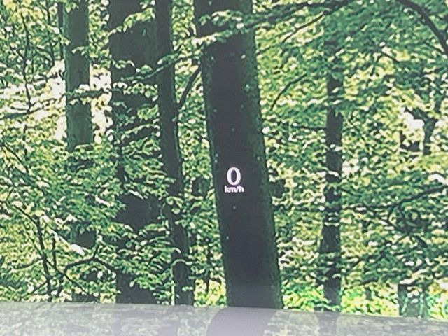 �y�w�b�h�A�b�v�f�B�X�v���C�z���݂̑��x�⑖�s�����f�W�^���\���ŉ^�]�ȑO���̃K���X�ɓ��e!�^�]���A�ڐ������炳���K�v�ȏ����m�F�ł���̂łƂ��Ă��֗��ň��S!