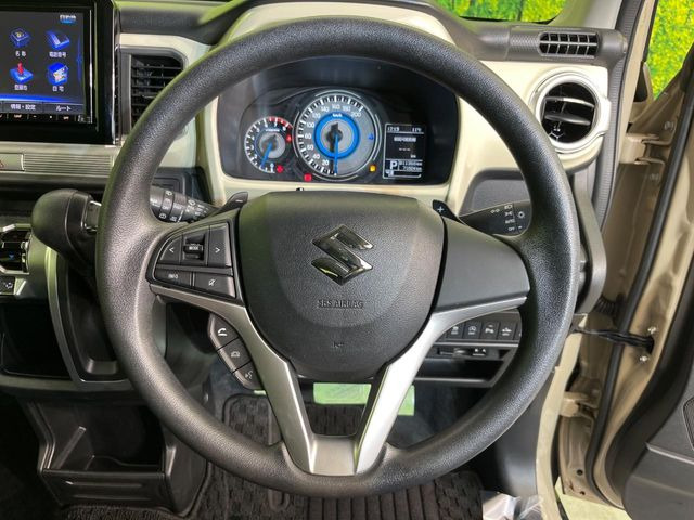 �C���e���A�ɍ��킹���f�U�C���̃X�e�A�����O�́A�^�]�������̂��Ƃ��l���A�^�]���₷���`��A�傫���ł��B�����x�A���ۂɐG���Ă��m���߂��������B