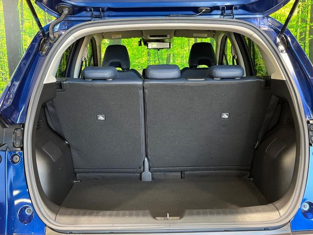 ���i�̂���������ʋ΁A���}���ɏ\���ȉ׎��X�y�[�X���m�ۂ��Ă���܂��B�Z�J���h�V�[�g��|���ƁA�傫�ȉו��̐ύڂ��\�ł���