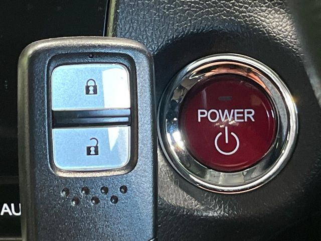 �yHonda�X�}�[�g�L�[�z�J�o����|�P�b�g�ɓ��ꂽ�܂܂ł��h�A�̎{���E�������\�ȃX�}�[�g�L�[�𑕔��B�G���W���̃I���E�I�t�����J�M�����o���K�v����������Ƃ��Ă��֗��ł���