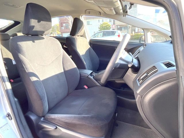 運転席シート廻りは使用感も少なく、良好な状態となっています。前オーナー様が丁寧に使っていたことがよくわかりますね。