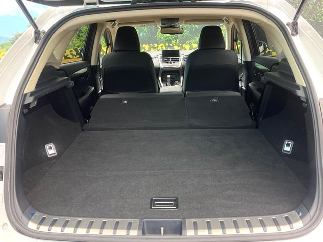 ���i�̂���������ʋ΁A���}���ɏ\���ȉ׎��X�y�[�X���m�ۂ��Ă���܂��B�Z�J���h�V�[�g��|���ƁA�傫�ȉו��̐ύڂ��\�ł���