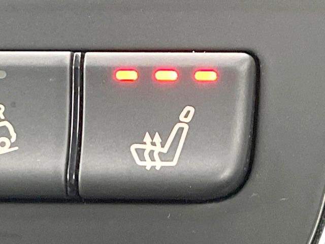 ●フロントシートヒーティング:運転席・助手席共に三段階で調節が可能なシートヒーターを装備しております。季節を問わず快適にご使用いただけます。