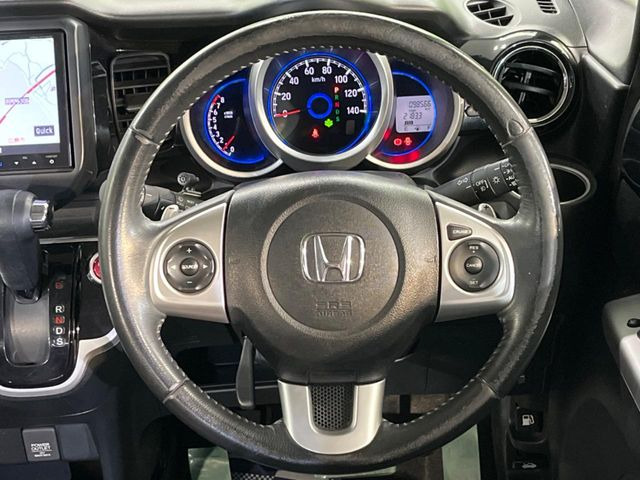 �C���e���A�ɍ��킹���f�U�C���̃X�e�A�����O�́A�^�]�������̂��Ƃ��l���A�^�]���₷���`��A�傫���ł��B�����x�A���ۂɐG���Ă��m���߂��������B