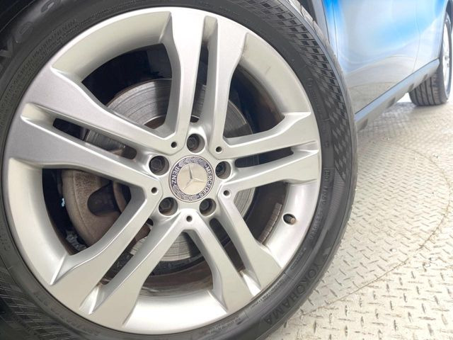 ●純18インチアルミホイール:輸入車ならではの卓越した走りを支えるホイールと足回りです!日本車の走りに慣れている方にもぜひ体感して頂きたいほど、高いレベルでまとまっています!