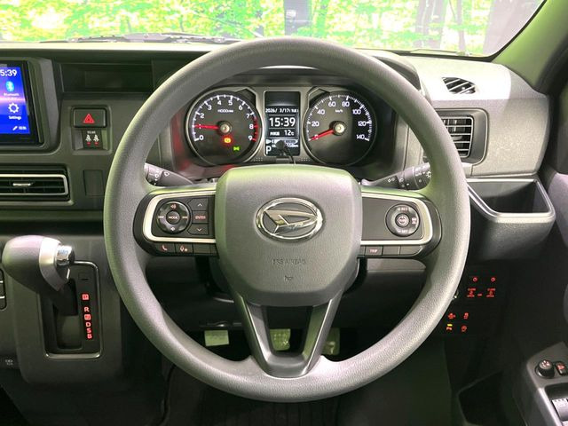 �C���e���A�ɍ��킹���f�U�C���̃X�e�A�����O�́A�^�]�������̂��Ƃ��l���A�^�]���₷���`��A�傫���ł��B�����x�A���ۂɐG���Ă��m���߂��������B