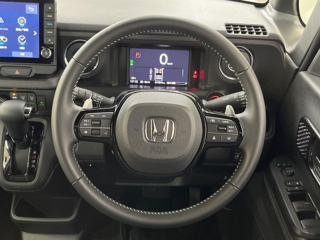 インテリアに合わせたデザインのステアリングは、運転される方のことも考え、運転しやすい形状、大きさです。是非一度、実際に触ってお確かめください。