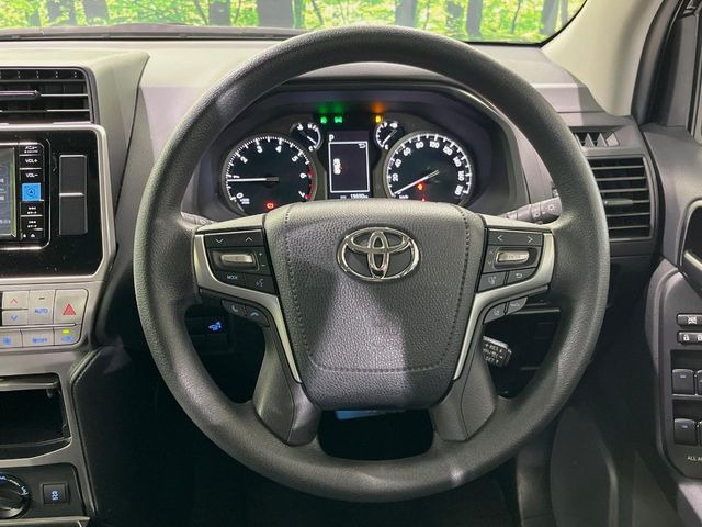 �C���e���A�ɍ��킹���f�U�C���̃X�e�A�����O�́A�^�]�������̂��Ƃ��l���A�^�]���₷���`��A�傫���ł��B�����x�A���ۂɐG���Ă��m���߂��������B