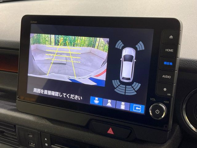 【バックカメラ】駐車時に後方がリアルタイム映像で確認できます。大型商業施設や立体駐車場での駐車時や、夜間のバック時に大活躍!運転スキルに関わらず、今や必須となった装備のひとつです!