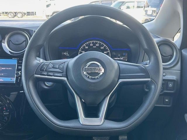 �C���e���A�ɍ��킹���f�U�C���̃X�e�A�����O�́A�^�]�������̂��Ƃ��l���A�^�]���₷���`��A�傫���ł��B�����x�A���ۂɐG���Ă��m���߂��������B