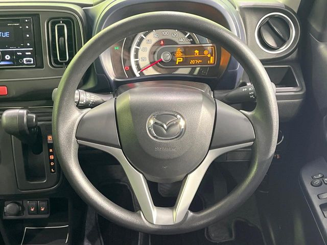 �C���e���A�ɍ��킹���f�U�C���̃X�e�A�����O�́A�^�]�������̂��Ƃ��l���A�^�]���₷���`��A�傫���ł��B�����x�A���ۂɐG���Ă��m���߂��������B