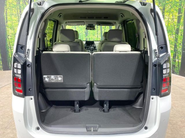 普段のお買い物や通勤、送迎等に十分な荷室スペースを確保しております。セカンドシートを倒すと、大きな荷物の積載も可能です♪