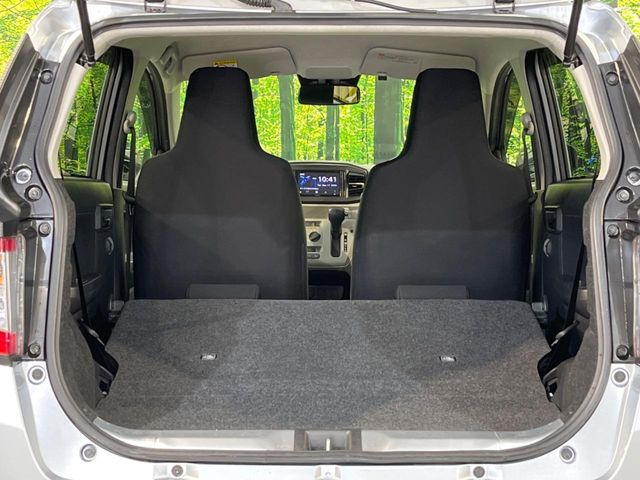 ���i�̂���������ʋ΁A���}���ɏ\���ȉ׎��X�y�[�X���m�ۂ��Ă���܂��B�Z�J���h�V�[�g��|���ƁA�傫�ȉו��̐ύڂ��\�ł���