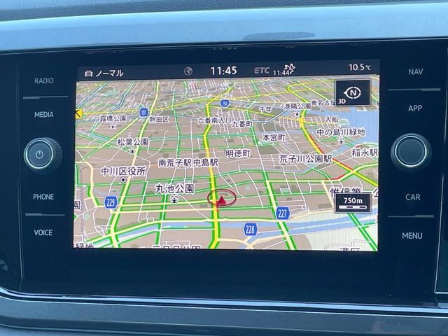 �������i�r:��̊��̂���i�r�́A����������ԓ������o���Ă���܂��BBluetooth�Đ��ȂǃI�[�f�B�I�@�\���[�����Ă���܂��̂ŁA�^�]�����y���߂܂���