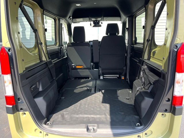 ���i�̂���������ʋ΁A���}���ɏ\���ȉ׎��X�y�[�X���m�ۂ��Ă���܂��B�Z�J���h�V�[�g��|���ƁA�傫�ȉו��̐ύڂ��\�ł���