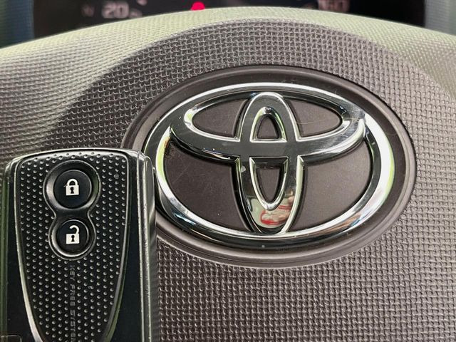 【スマートキー】カバンやポケットに入れたままでもドアの施錠・解錠が可能なスマートキーを装備。エンジンのオン・オフ時もカギを取り出す必要が無いからとっても便利です♪