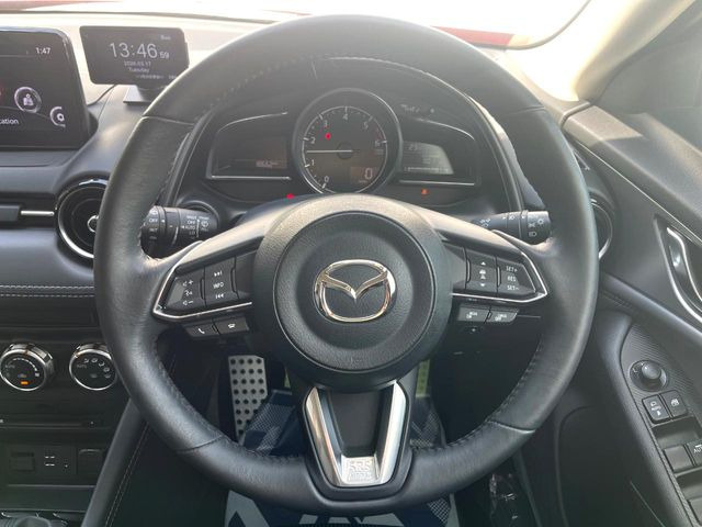 �C���e���A�ɍ��킹���f�U�C���̃X�e�A�����O�́A�^�]�������̂��Ƃ��l���A�^�]���₷���`��A�傫���ł��B�����x�A���ۂɐG���Ă��m���߂��������B