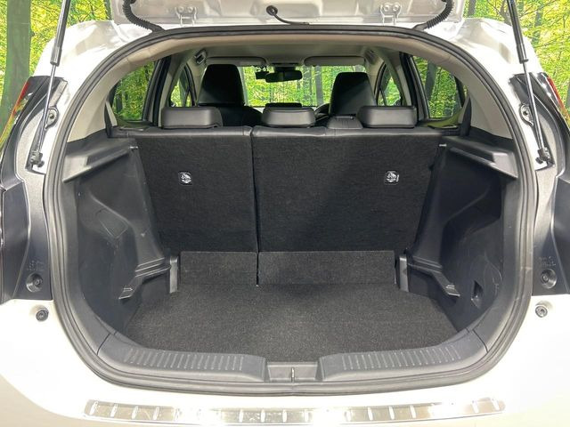 ���i�̂���������ʋ΁A���}���ɏ\���ȉ׎��X�y�[�X���m�ۂ��Ă���܂��B�Z�J���h�V�[�g��|���ƁA�傫�ȉו��̐ύڂ��\�ł���