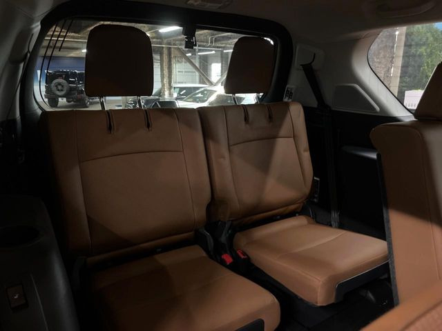 3列目シートはもちろん状態良好☆大人でもゆったりと座って頂けますので、大人数でのお出かけもラクラクです♪ご家族で、気の知れた仲間で、ドライブに行くのが楽しみですね♪