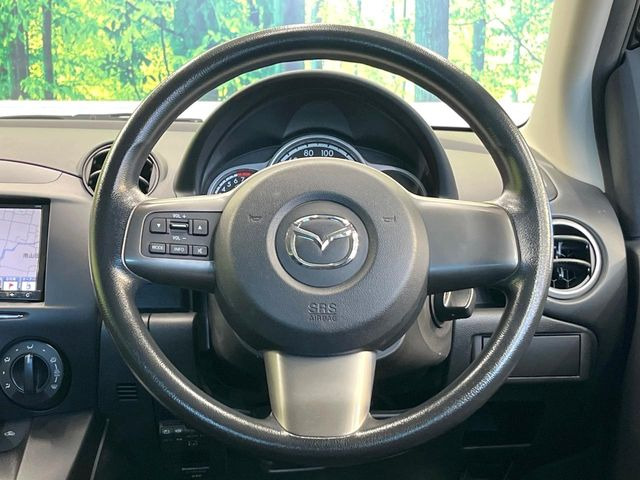 �C���e���A�ɍ��킹���f�U�C���̃X�e�A�����O�́A�^�]�������̂��Ƃ��l���A�^�]���₷���`��A�傫���ł��B�����x�A���ۂɐG���Ă��m���߂��������B