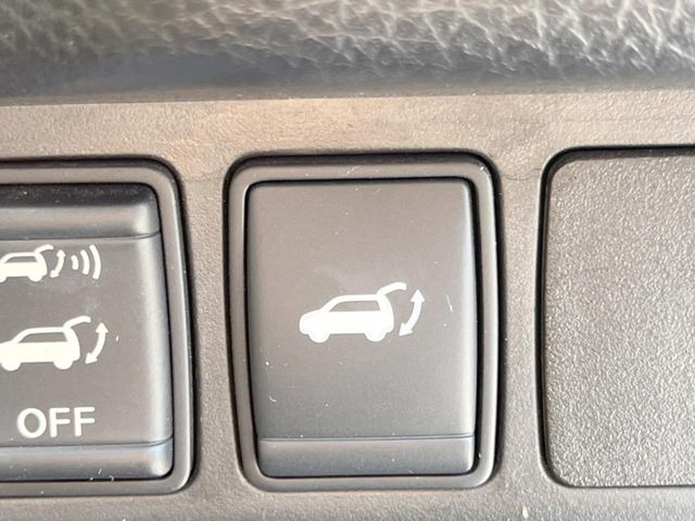 【パワーバックドア】スマートキーや運転席のボタンを押すだけでリアゲートが自動で開閉します!荷物を持っている時や、高い位置にあるバックドアを閉める際に便利な機能です♪