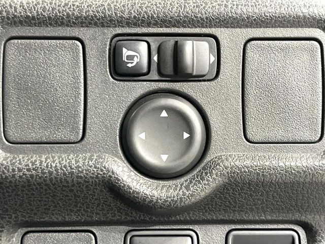 �y�d���i�[�~���[�z�T�C�h�~���[�͓d���i�[���ƂȂ��Ă���A�������ԏ�ł��L�Y�������X�N��}�����܂��B