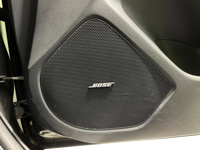 【BOSEサウンドシステム】メーカーオプションの高品位サウンドシステムを搭載。専用のチューニングが施された大小様々なスピーカーから良質なサウンドが奏でられ、臨場感あふれる音響空間を演出します。