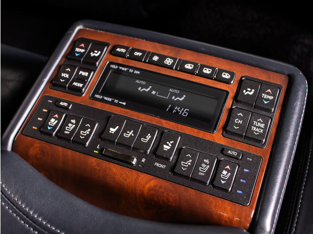 上級グレードならではの豪華後席コンソール!