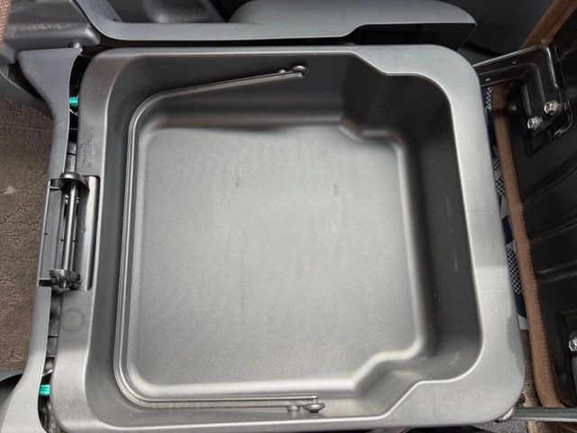 �y�V�[�g�A���_�[�{�b�N�X�z�V�[�g�̉��ɑ�e�ʂ̎��[�X�y�[�X��������Ă���A�C���ԃO�b�Y�ȂǁA�O���猩��ꂽ���Ȃ����̂�����������[�ł��ĕ֗�!