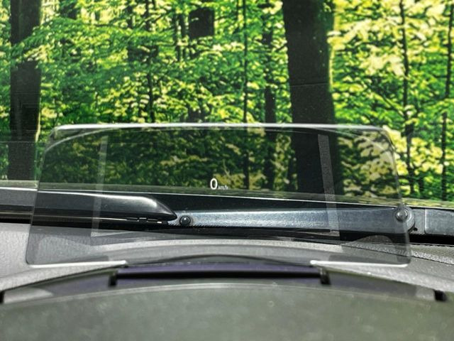 【ヘッドアップディスプレイ】現在の速度や走行情報をデジタル表示で運転席前方のガラスに投影!運転中、目線をずらさず必要な情報を確認できるのでとっても便利で安心!