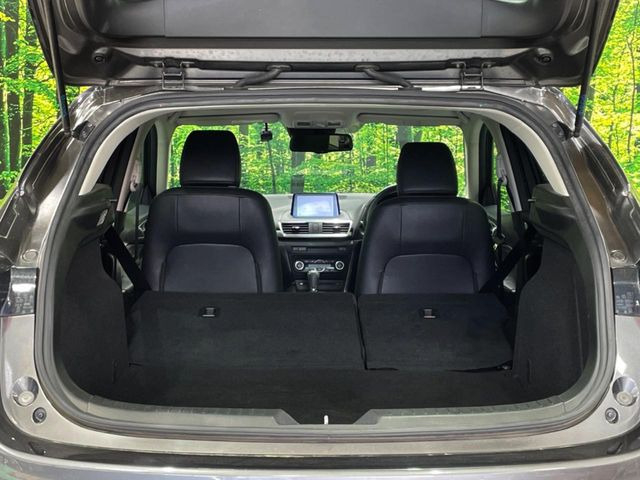 後席を格納すると、これだけの広さが!シーンに合わせたシートアレンジで、大きな荷物も積むことが出来ます♪