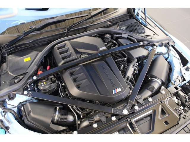 3.0L����6�C���c�C���^�[�{�G���W���𓋍ڂ��A�o��460ps/�ő�g���N550Nm�𔭊����܂��B���]�悩��͋����g���N�𔭐����A�X���ł������₷���ԗ��ƂȂ�܂��B