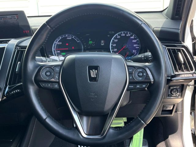 �C���e���A�ɍ��킹���f�U�C���̃X�e�A�����O�́A�^�]�������̂��Ƃ��l���A�^�]���₷���`��A�傫���ł��B�����x�A���ۂɐG���Ă��m���߂��������B