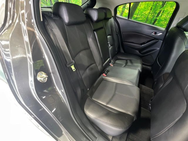 広々とした2列目シートは居住性が高く、居心地も快適!友達や家族とのお出かけにぴったりです。ベビーシートやチャイルドシート使用時も快適にお過ごしいただける十分な空間を確保しています。