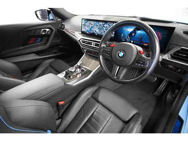 �O�Ȃɂ̓u���b�N���@�[�l�X�J���U�[���̗p���A�g���R���[���A�N�Z���g���f����㎿�ȋ�Ԃ����o�B���o�I�����x�������d�l�ł��B