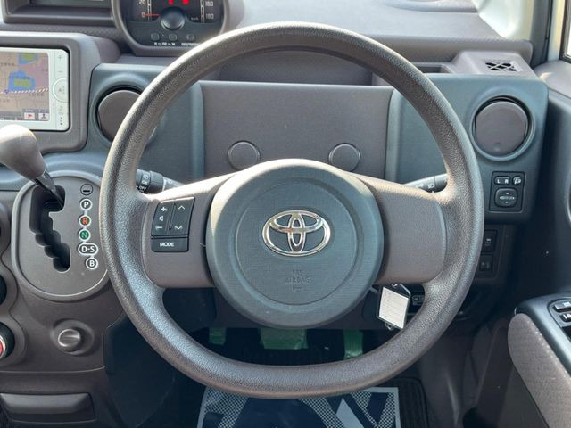 �C���e���A�ɍ��킹���f�U�C���̃X�e�A�����O�́A�^�]�������̂��Ƃ��l���A�^�]���₷���`��A�傫���ł��B�����x�A���ۂɐG���Ă��m���߂��������B